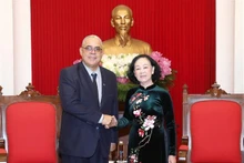 Truong Thi Mai, membre du Bureau Politique, Permanente du Secrétariat du Parti communiste du Vietnam (PCV), et Luis Antonio Torres Iríbar, membre du Comité central du Parti communiste de Cuba (PCC), premier secrétaire du Comité du PCC de La Havane. Photo : VNA.