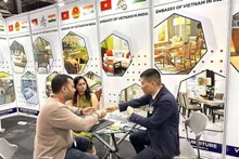 Les fabricants de meubles vietnamiens présentent leurs produits au Salon mondial du meuble (World Furniture Expo-WOFX), qui s'est ouverte à Mumbai, en Inde. Photo : VNA.