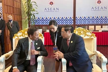 Le Premier ministre vietnamien, Pham Minh Chinh (à droite), rencontre, le 10 novembre 2022 à Phnom Penh au Cambodge, le Sultan Haji Hassanal Bolkiah. Photo : VNA.
