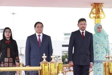 Le Prince héritier de Brunei Al Muhtadee Billah et son épouse accueillent le Premier ministre Pham Minh Chinh (2e à gauche) et son épouse. Photo : VNA.