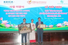 Lors de la cérémonie pour recevoir le projet « Amélioration des revenus des ménages pauvres de Vinh Long » pour la période 2023-2025. Photo: NDEL
