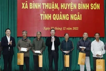 Le Président du Vietnam, Vo Van Thuong (au milieu), remet des cadeaux à des familles de personnes méritantes et des ménages particulièrement défavorisés dans la commune de Binh Thuân. Photo : VNA. 