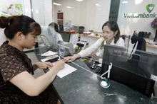 Une cliente à Vietcombank Hanoï. Photo : VNA.