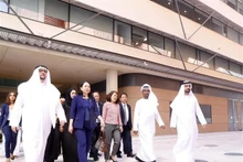 La Vice-Présidente vietnamienne, Vo Thi Anh Xuân (2e à partir de la gauche, au 1er plan) à Abu Dhabi, aux Émirats arabes unis. Photo : VNA.