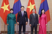 Le Président Vo Van Thuong (2e à droite), son épouse et son homologue mongol Ukhnaagiin Khurelsukh et son épouse à Hanoï. Photo : VNA.