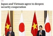 Le Japan Times a écrit que le Premier ministre japonais, Fumio Kishida, et le Président vietnamien, Vo Van Thuong, avaient convenu de porter les relations Vietnam - Japon au niveau de partenariat stratégique intégral. Photo : VNA.