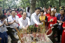 Le vice-ministre vietnamien des Affaires étrangères, Pham Quang Hiêu, et des Vietnamiens d'outre-mer rendent hommage aux Rois fondateurs Hùng. Photo : VNA.