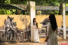 Một số nữ sinh đã “nhân dịp” thu sang, khoác lên mình bộ áo dài và đắm chìm trong những cảnh đẹp của mùa thay lá.