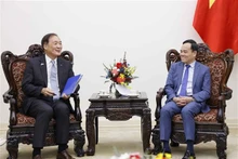 Le Vice-Premier ministre Trân Luu Quang (à droite) et le président de l'Agence sud-coréenne de Coopération internationale (KOICA), Chang Won-sam. Photo : VNA.