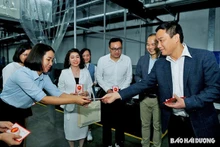 Le président du Comité populaire de la province de Hai Duong, Trieu The Hung, rend visite aux travailleurs de Best Pacific Vietnam Co. Ltd. (Photo : baohaiduong.vn)