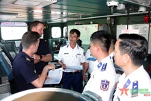 C'est la première fois que les garde-côtes vietnamiens a participé à un entraînement en mer avec la frégate française Vendémiaire. Photo: qdnd.vn