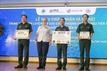 Les partenaires américains remettent un certificat et une décision sur la création du premier centre de formation ITLS au Vietnam à l'hôpital militaire 175. Photo: VNA