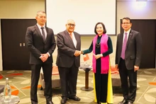 La vice-présidente de l'Assemblée nationale, Nguyen Thi Thanh (2e à droite) rencontre Anand Satyanand, président de l'Association d'amitié Nouvelle-Zélande-Vietnam. Photo : quochoi.vn
