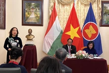 Le vice-président de l'Assemblée nationale Tran Quang Phuong et l'ambassadrice du Vietnam en Hongrie Nguyen Thi Bich Thao (gauche) écoutent et répondent aux questions des représentants des associations vietnamiennes en Hongrie. Photo: VNA