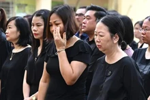 Des habitants dans tout le pays expriment leurs infinies condoléances. Photo : VNA.