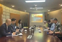 Lors de la séance de travail entre la délégation du Département du marché Asie-Afrique du ministère de l'Industrie et du Commerce du Vietnam et la Halal Development Corporation (HDC) de la Malaisie. Photo : VNA.