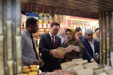 Les produits vietnamiens attirent l’attention des visiteurs. Photo : baoquocte