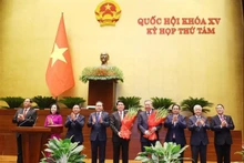 Les dirigeants offrent des fleurs pour féliciter le secrétaire général To Lam et le président Luong Cuong. Photo: VNA