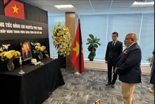 Le président de la 78e Assemblée générale de l’ONU, Dennis Francis, signe le livre de condoléances ouvert à la mission permanente du Vietnam auprès de l’ONU, le 26 juillet. Photo : VNA.