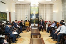 Lors de la rencontre, le président du Comité populaire provincial de Binh Thuan, Doan Anh Dung s’est déclaré convaincu que Khamphao Ernthavan connaîtrait un mandat de travail réussi. Photo: binhthuan.gov.vn