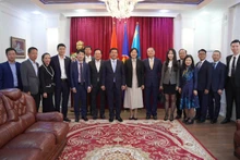 Le ministre Nguyen Hong Dien rend visite à l'ambassade du Vietnam au Kazakhstan. Photo: baocongthuong