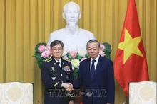 Le secrétaire général du Parti et président vietnamien, To Lam (droite), et Kim Jong-Uk, commissaire général des Garde-côtes sud-coréens. Photo: VNA
