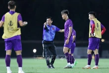 L'entraîneur Hoang Anh Tuan dirige une séance d'entraînement de l'équipe vietnamienne des moins de 23 ans au stade AL Erssal au Qatar. Photo : VFF/VNA