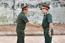 Le vice-ministre vietnamien de la Défense, Hoang Xuan Chiên, et son homologue lao, Vongkham Phommakone, dirigent la délégation pour contrôler les préparatifs du 2e Échange d’amitié de la défense frontalière Vietnam-Laos. Photo : qdnd.vn Zalo
