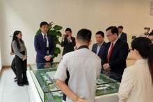 Les représentants de l’Association vietnamienne du textile et de l’habillement lors d’une récente visite à l’usine YKK à Ha Nam. Photo: baodautu