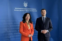 La vice-ministre vietnamienne des Affaires étrangères, Lê Thi Thu Hang et le secrétaire d'État du ministère croate du Travail, des Retraites, de la Famille et de la Politique sociale, Ivan Vidis. Photo : VNA