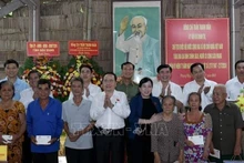 Le président de l'Assemblée nationale, Tran Thanh Man, offre des cadeaux à des familles bénéficiaires de politiques sociales et des personnes ayant rendu des services méritoires à la Révolution. Photo : VNA.