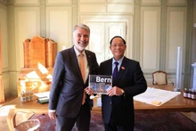 Le vice-président de l’Assemblée nationale Trân Quang Phuong (à droite) avec le maire de la ville de Berne, Alec von Graffenried. Photo : VNA