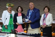 La vice-ministre vietnamienne de la Santé Nguyên Thi Liên Huong recevant un certificat et une plaque d’honneur en récompense du succès du Vietnam dans l’élimination réussie du trachome. Photo : nhandan.vn
