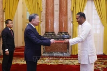 L'ambassadeur du Sri Lanka, Poshitha Perera (à droite), présente ses lettres de créance au secrétaire général du Parti et président de l'État, To Lam, à Hanoi, le 17 septembre. Photo : VNA.