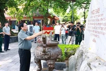 Le Premier ministre Pham Minh Chinh offre de l’encens au site historique national du 27 Juillet, à Thai Nguyên. Photo : VNA.