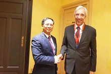 Le ministre vietnamien des Affaires étrangères, Bui Thanh Son (à gauche), et son homologue portugais, João Gomes Cravinho. Photo : baoquocte