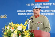 Le général de brigade Ameer Muhammad Umrani, chef par intérim et commandant de la FISNUA, prend la parole. Photo: L’équipe du génie no 2 du Vietnam