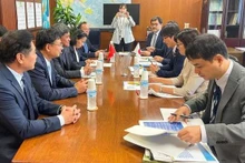 La réunion entre le vice-ministre de l'Agriculture et du Développement rural, Tran Thanh Nam, et le sénateur Maitachi Shoji, vice-ministre de l'Agriculture, des Forêts et de la Pêche du Japon. Photo : VNA.