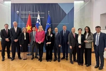 La vice-ministre des Affaires étrangères Le Thi Thu Hang et la secrétaire d'Etat slovène aux Affaires étrangères et européennes, Sanja Stiglic, lors d'une consultation politique. Photo: VNA