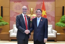 Le vice-président de l'Assemblée nationale Nguyen Duc Hai (droite) et l'ambassadeur du Canada au Vietnam Perry Shawn Steil. Phto : VNA.