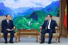 Le Premier ministre Pham Minh Chinh (droite) et l’envoyé spécial du Premier ministre japonais, également ancien Premier ministre japonais, Suga Yoshihide. Photo : VNA.