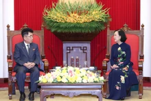 Mme Truong Thi Mai et M. Kim Song Nam. Photo : VNA.