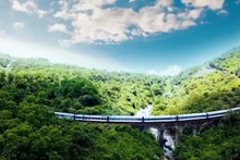 Voyager en train au Vietnam, un produit touristique choisi par de nombreux touristes. Photo : Centre d'information touristique