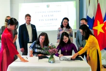 Des représentants de FIS Global et de Laulau Learning ont signé le programme de coopération à l'ambassade du Vietnam en Finlande. Photo : baoquocte