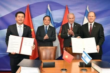 Le ministre vietnamien de l'Industrie et du Commerce Nguyen Hong Dien et le ministre israélien de l'Économie et de l'Industrie Nir Barkat ont signé l'accord de libre-échange Vietnam-Israël en juillet 2023. Photo : VGP