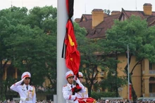 Le drapeau a été mis en berne en signe de deuil national pour le leader du Parti Nguyên Phu Trong. Photo : VNA.