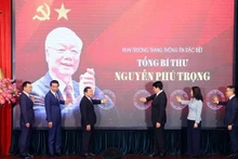 Le membre du Bureau politique Luong Cuong (4e, à partir de la gauche) et les délégués lors de la cérémonie de lancement de la page spéciale sur le secrétaire général du Parti Nguyên Phu Trong, à Hanoi, le 20 août. Photo : VNA.