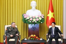 Le président de la République, Luong Cuong (droite), et le ministre biélorusse de la Défense, Khrenin Viktor Gennadievich. Photo : VNA.