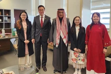 L’ambassadeur du Vietnam au Koweït, Ngo Toan Thang, le représentant de la Faculté des Arts de l’Université du Koweït et les étudiants vietnamiens apprennant la langue arabe. Photo: baoquocte