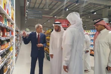 L'ambassadeur du Vietnam en Arabie Saoudite, Dang Xuan Dung, assiste à la cérémonie d'ouverture du premier supermarché de luxe Spinneys en Arabie Saoudite. Photo: baoquocte